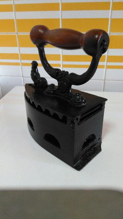 Ferro de engomar antigo