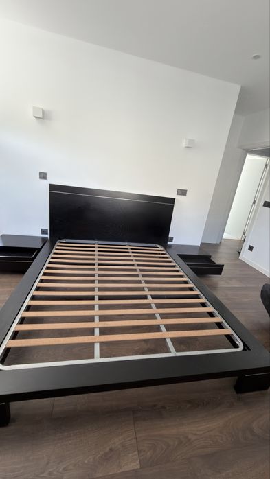 Cama e mesa de cabeira