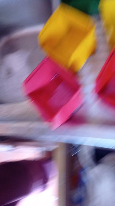 Oitenta e cinco caixas