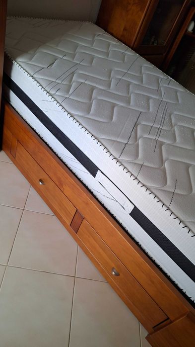 Cama de solteiro em madeira maciça envernizada ARC