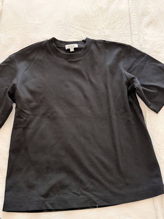 Футболка COS чорна