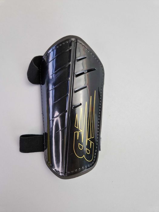 Ochraniacze Piłkarskie NEW BALANCE Flex Strap L 160-180cm