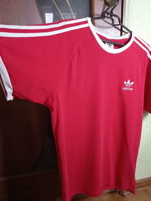 Футболка Adidas.