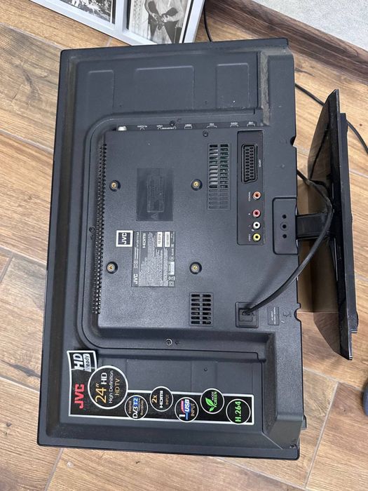 Монітор JVC (24 дюйми).