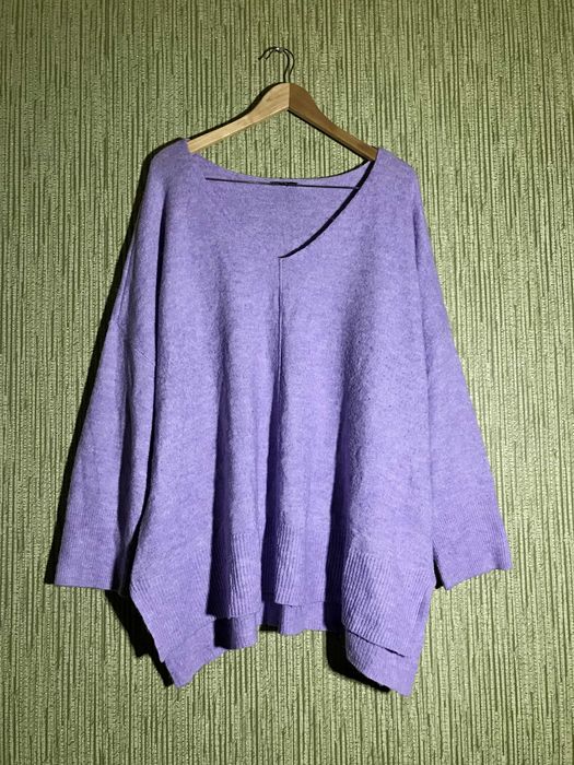 Джемпер оверсайз з V-подібною горловиною на 62-66 розмір