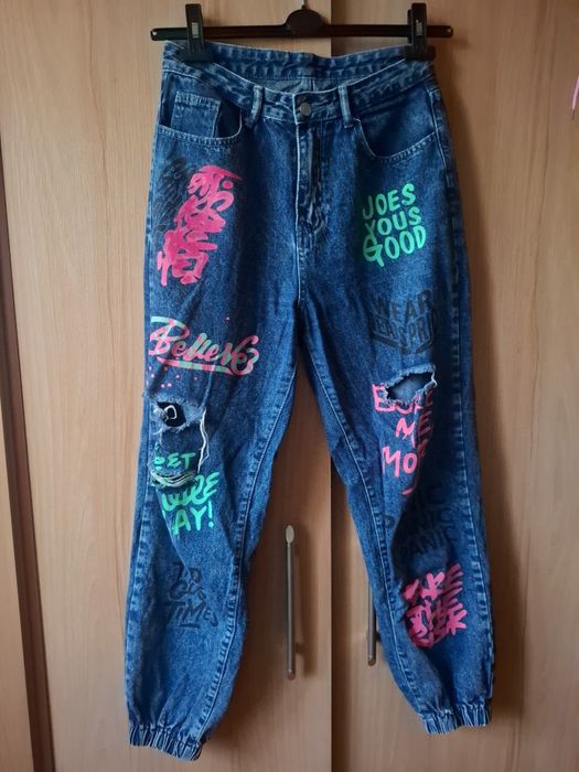Jeansy joggery przetarcia, neonowe napisy, z dziurami, wysoki stan