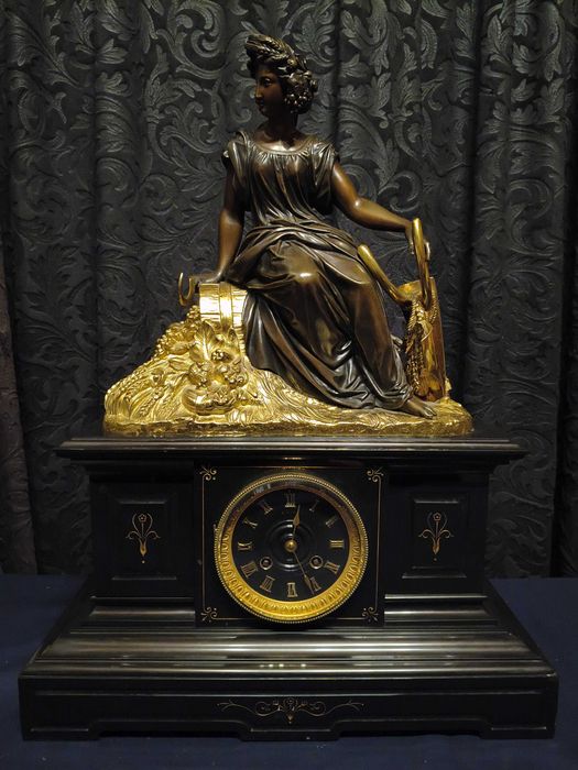 Francuski zegar kominkowy, brąz patynowany i złocony, na marmurze