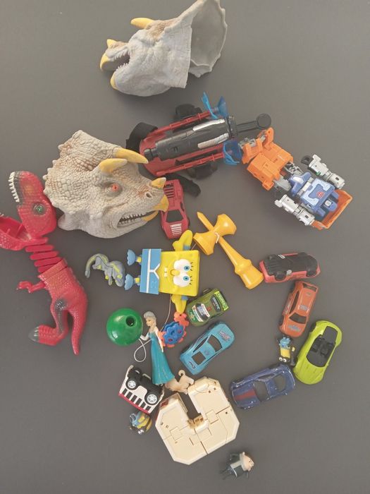 Лот різних іграшок