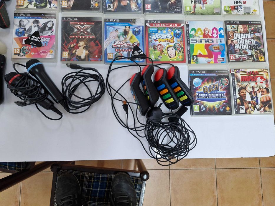 PlayStation 3 + vários comandos ,câmara e vários jogos