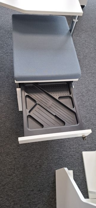 Zestaw fotel obrotowy, biurko ergonomiczne i kontenerek