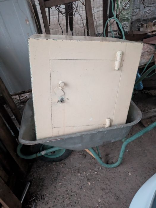 Продам Сейф вес 50 кг. Размер 60*60*50см.
