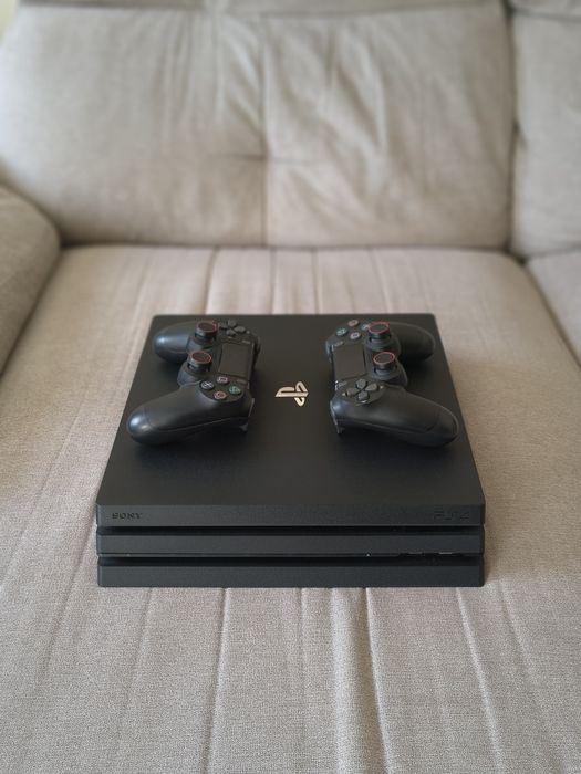 PS4 Pro 1 TB + 2 Comandos