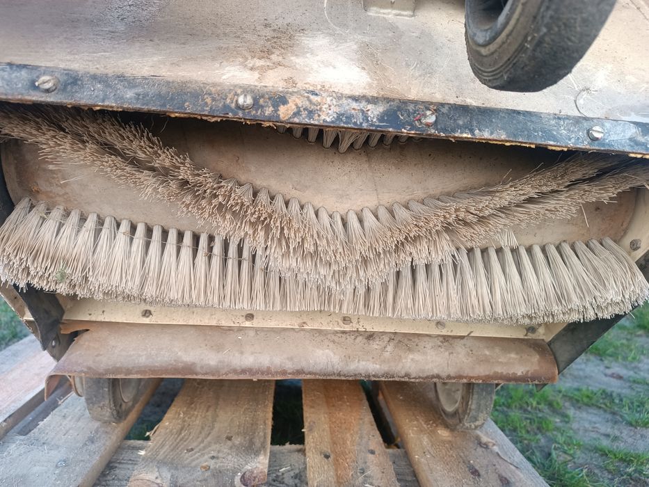 Zamiatarka spalinowa samojezdna zbierająca  amros nie Karcher