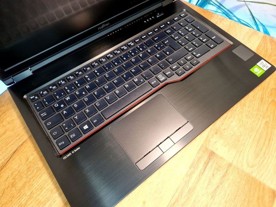 Ігровий ноутбук для ігор роботи навчання важких завдань Fujitsu H780