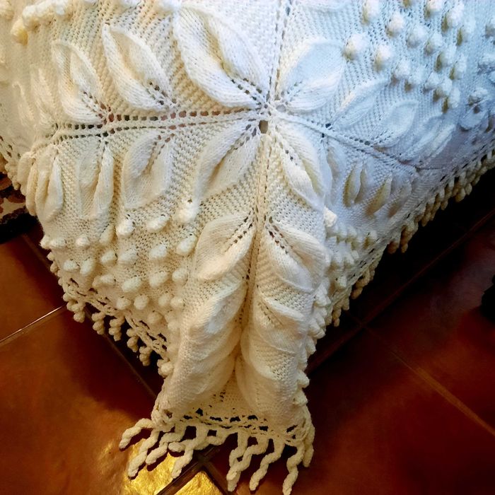 Colcha de cama de casal em renda, feita a 2 agulhas, linha