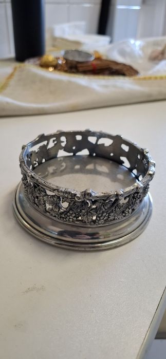 Suporte em estanho para garrafas