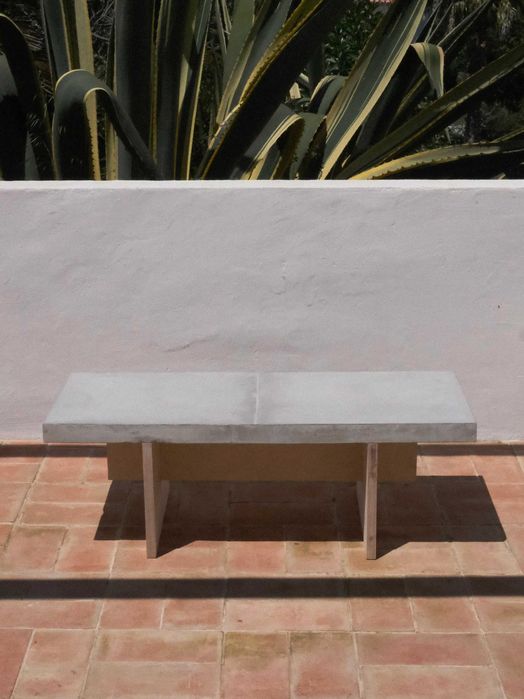 Mesa baixa de cimento e madeira concrete and wooden table