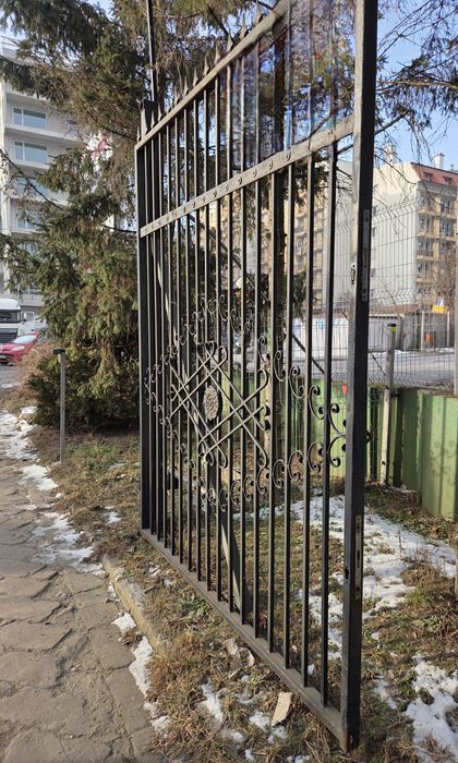 Brama wjazdowa dwuskrzydłowa z automatem , bardzo dobry stan.