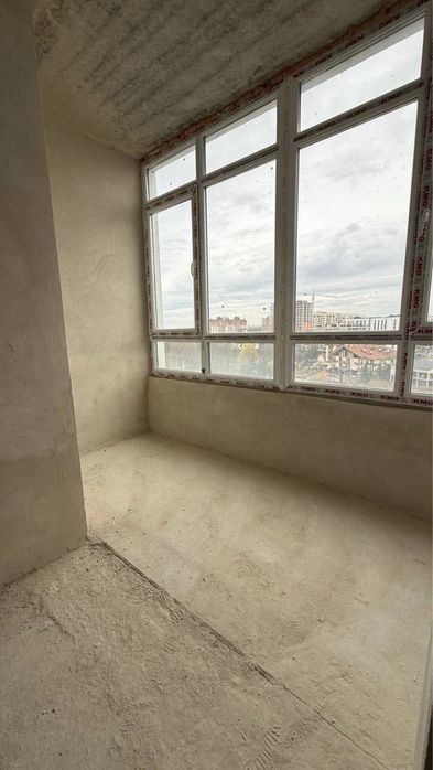 Продається простора 1 кімнатна квартира із видом на озеро