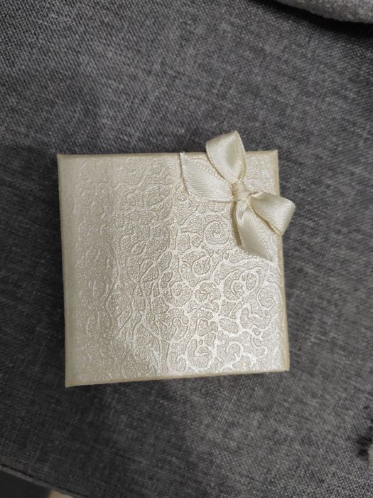 Pudełko na biżuterię złote