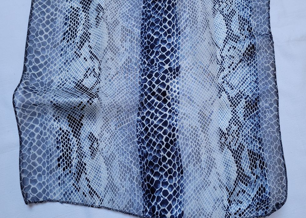 Elegancki szal chic snakeskin – jedwabisty materiał