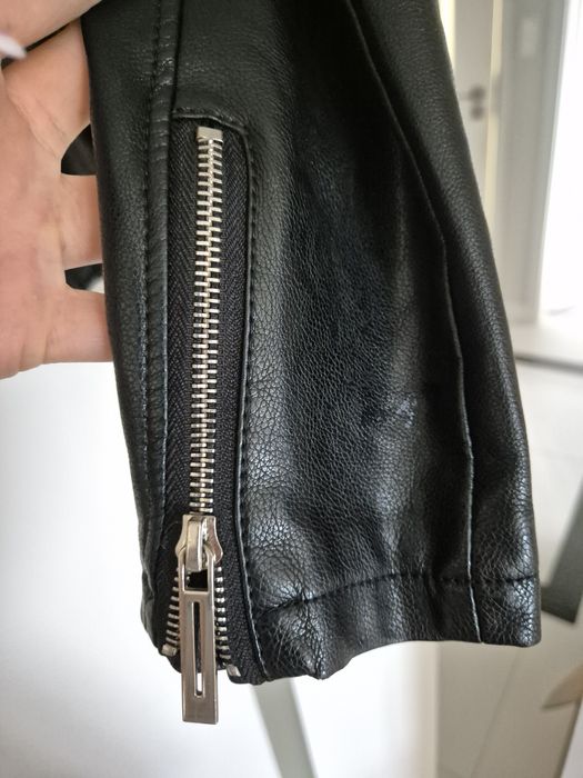 Czarna kurtka skóropodobna roz M