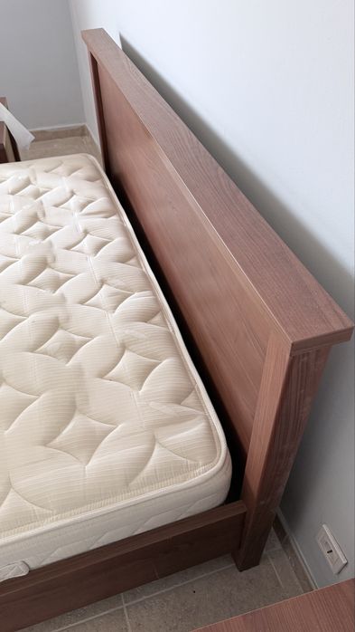 Cama de casal com colchão + 2 mesas de cabeceira