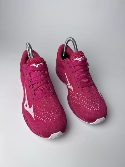 38р. Жіночі кросівки Mizuno Wave Shadow 3