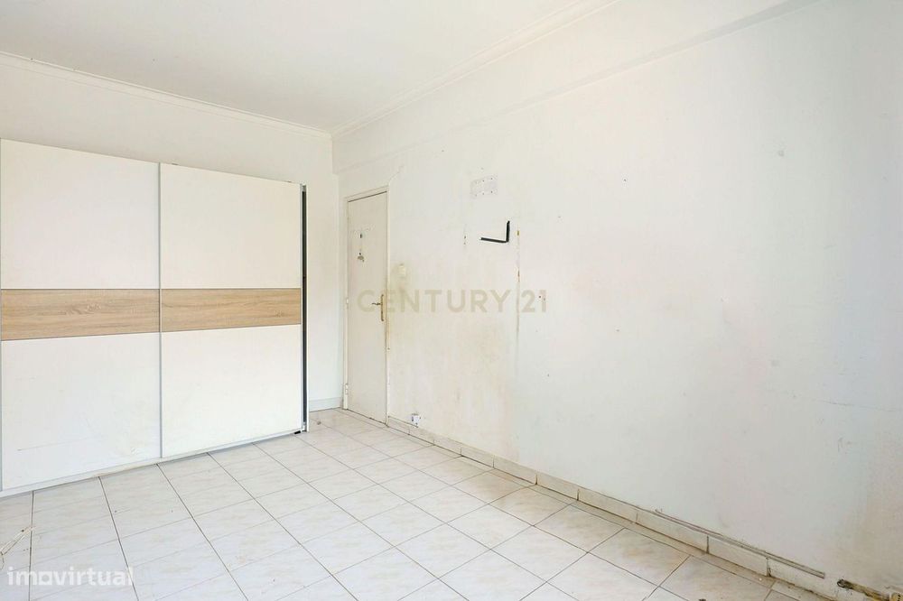 Apartamento T2, com Varanda e Terraço, Centro da Costa de Caparica.