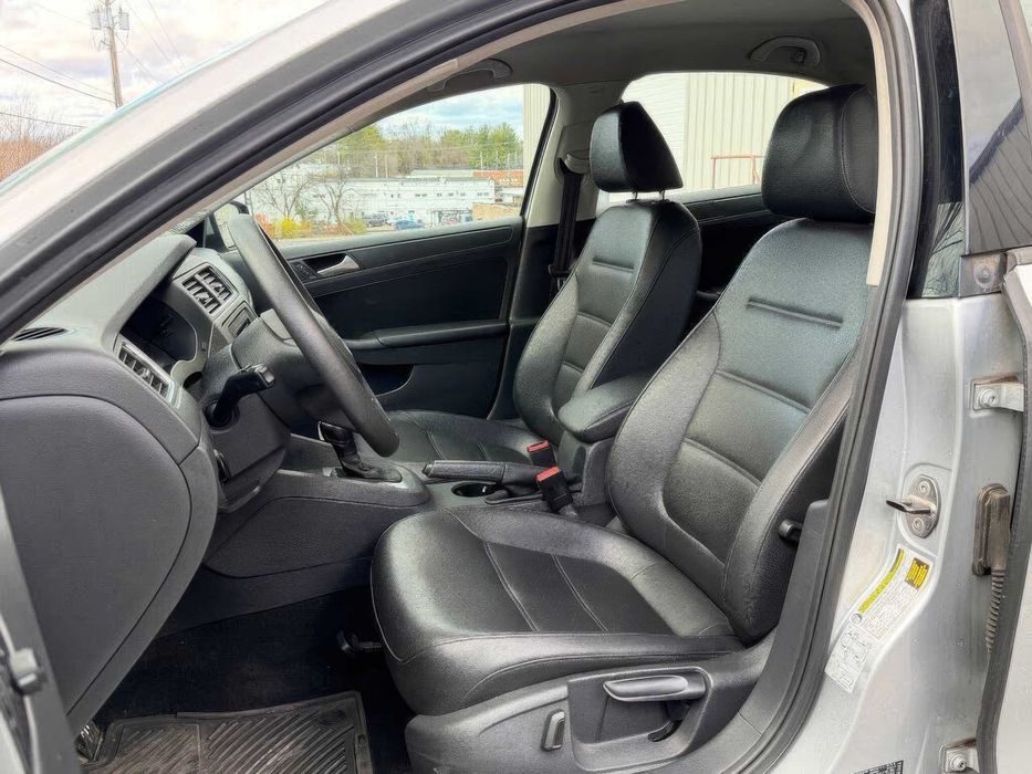 Volkswagen Jetta SE with Connectivity      2014