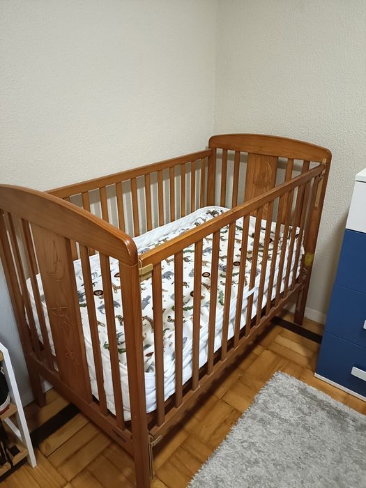 Berço com adereços incluídos e colchão