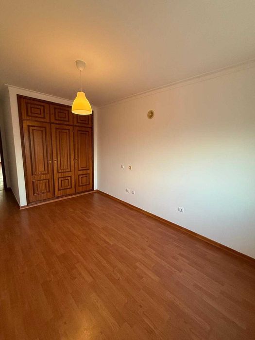 T2 Solarengo (Sul) com 2 WC, 2 Varandas, Vista Rio Sado e Lareira (Sem Mobília)