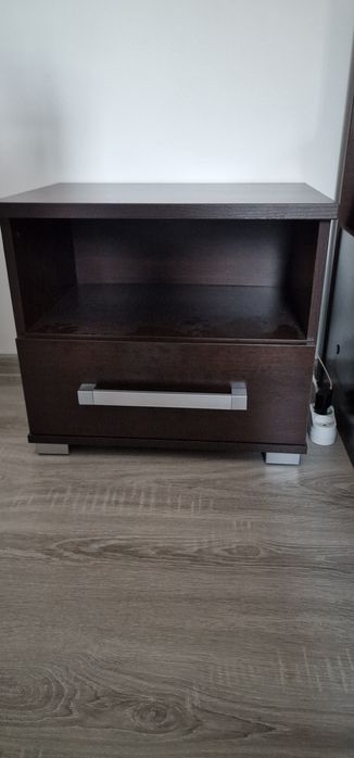 Biurko, komoda i dwie szafki nocne