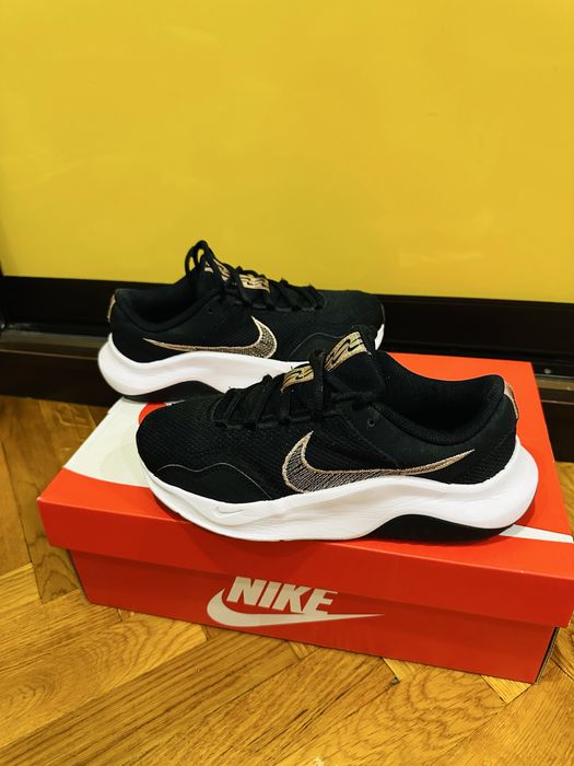 Кроссовки Nike Legend Essential размер 37,5