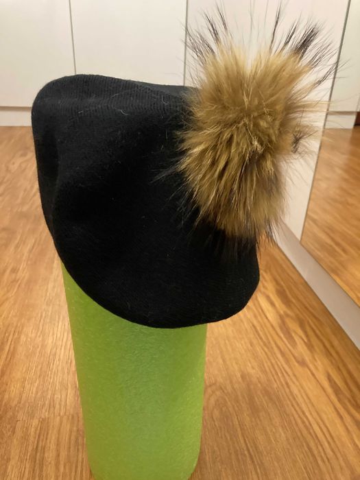 Beret czarny z puszkiem