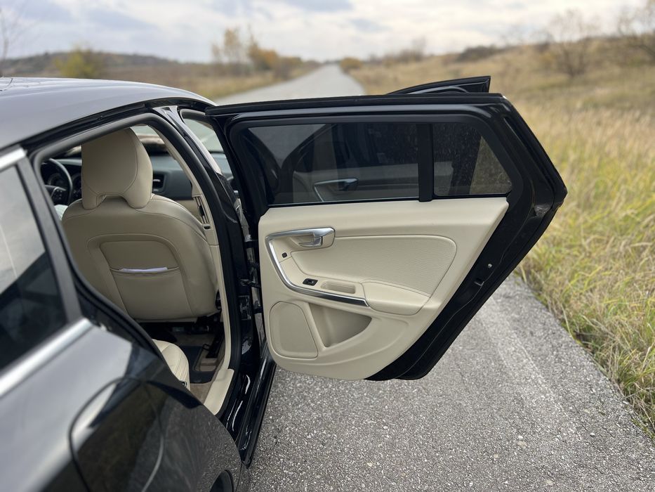 Автомобіль Volvo V60