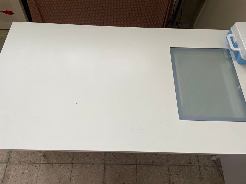 Estirador de desenho IKEA em branco