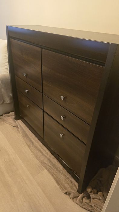 Komoda w kolorze ciemnego brązu