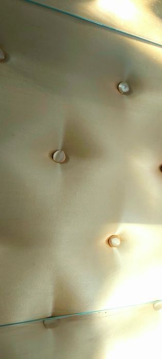 Vendo vitrine de madeira com 1 só porta e 2 prateleiras em vidro forra