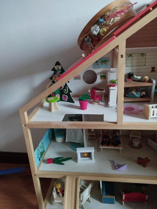 Casa de bonecas em madeira com mais de 80 peças