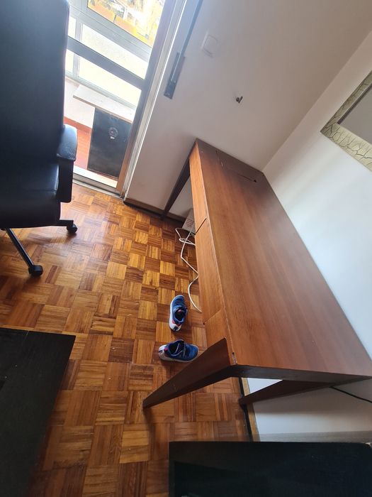 Secretaria com cadeira