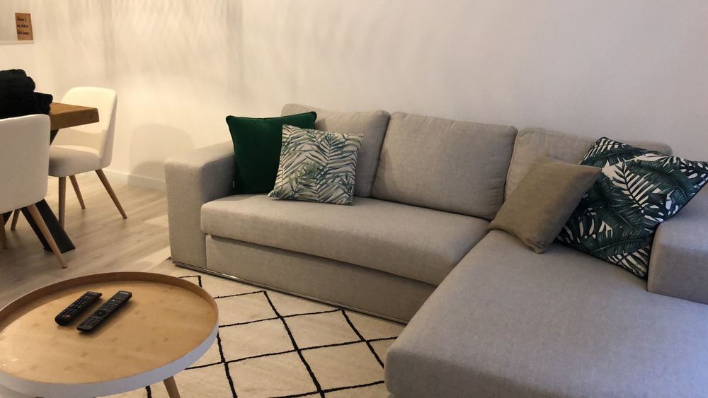 Sofá com chaise - longue
