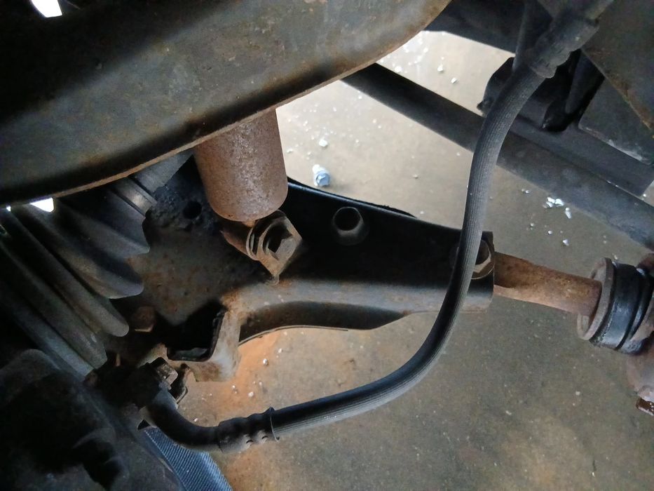 Braço de suspensão frente esquerdo NISSAN Terrano I (WD21)