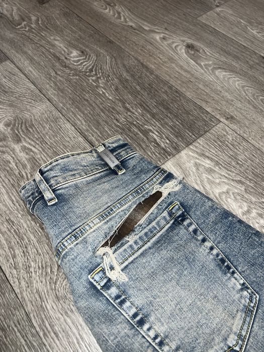 Represents slim jeans