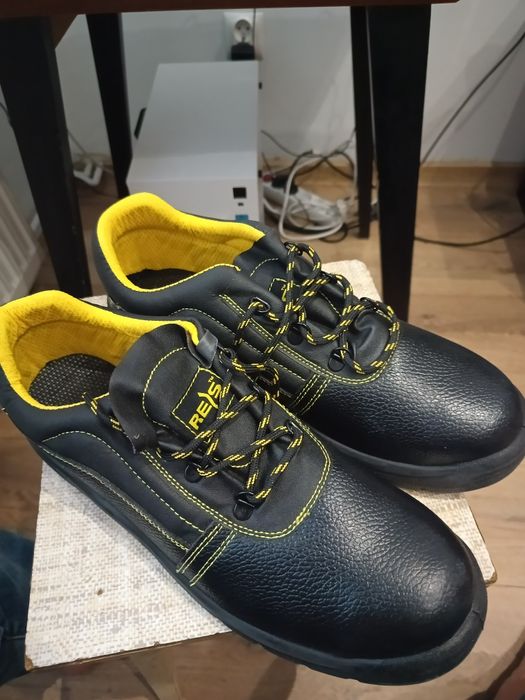 Робочі черевики BRYES - P 58 (Нові) Польща розмір 48
розмір 41