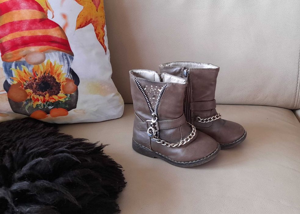 śliczne kozaczki z łańcuszkami r. 22 dziewczęce botki wk. ok. 14,3 cm