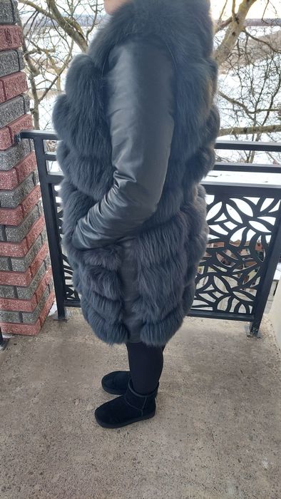 Продам натуральну безрукавку  з "Песця" Розмір 44-46