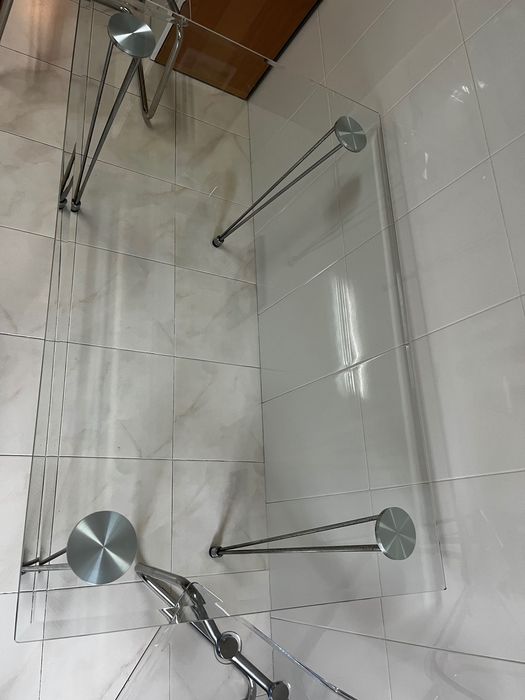 Mesa de vidro e pés em inox