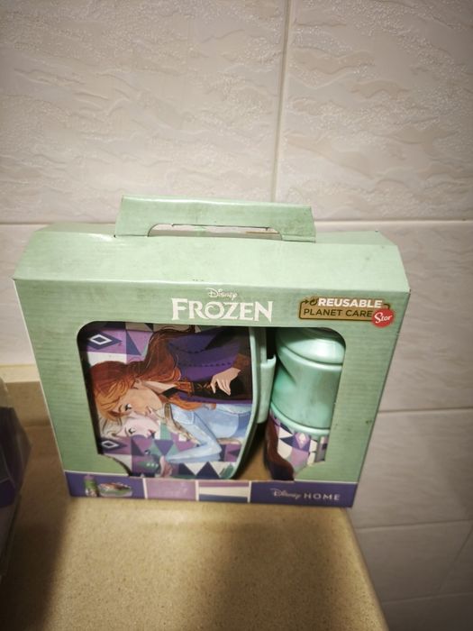 Conjunto novo da Frozen (lancheira e garrafa)