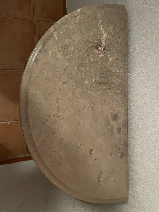 Mesa de apoio com tampo em pedra